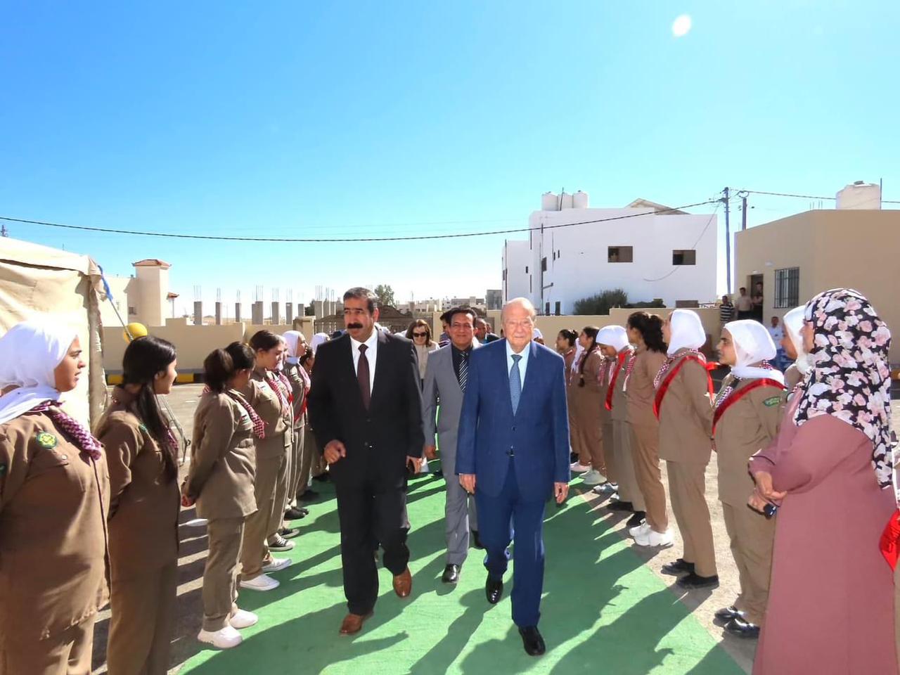 طلبة يصطفون في ساحة المدرسة